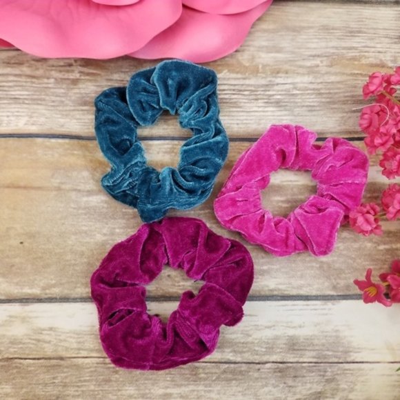 Brandy Melville Photo + 3 Velvet Mermaid Scrunchie - Picture 2 of 5